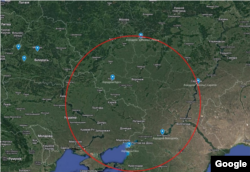 Нагорі і справа синіми позначками окреслені військові летовища на території Росії, по яких було завдано ударів 5 грудня 2022 року