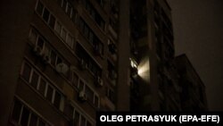 За словами Сергія Коваленка, київські споживачі питають, чому під час обов’язкових відключень світла відключаються не всі будинки, що є в одній групі, хоча раніше «всі відключалися разом»