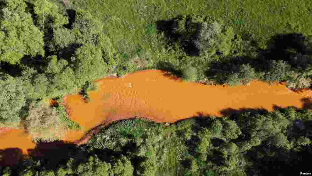Водите на река Слана в Словакия текат в оранжево заради замърсяване с арсен. Причината е дейността на мина за желязна руда в района.&nbsp;18 май 2022 г.