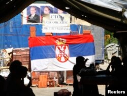 Plakati sa Putinovim likom, zastavom Srbije i natpisom 'Stop kosovskim institucijama' u selu Rudare još 2011. godine tokom tenzija koje su tada vladale na Kosovu.