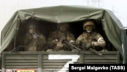 Российские военнослужащие в кузове машины. Иллюстративное фото