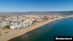 Вид с воздуха на пляж и отели Солнечного Берега, Болгария