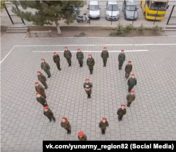 Флешмоб у школі села Майське Джанкойського району на підтримку російських військових, організований «Юнармією»