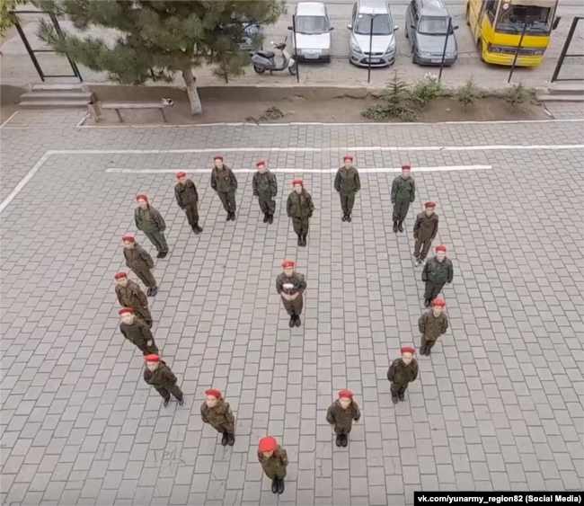 Флешмоб у школі села Майське Джанкойського району на підтримку російських військових, організований «Юнармією»