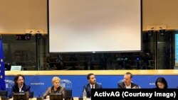 Daniel Freund német zöldpárti képviselő, a magyar ügyekben egyik legaktívabb EP-tag magyaráz egy meghallgatáson