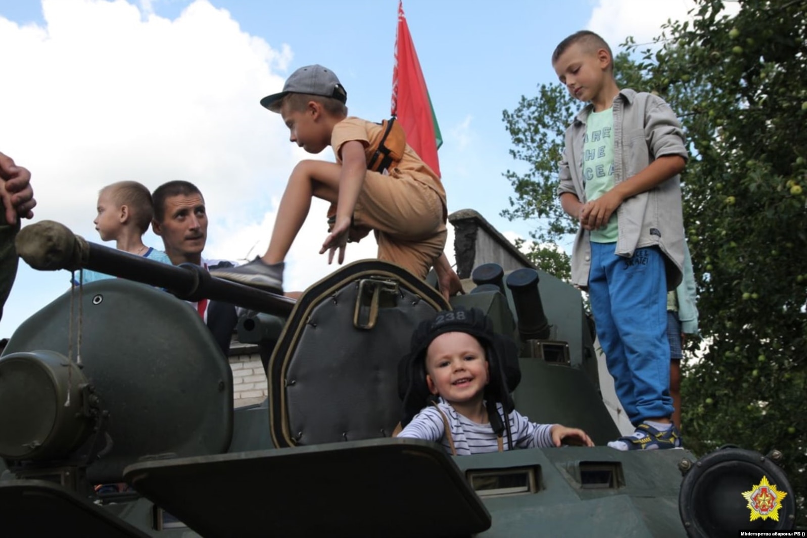Deca na vojno-patriotskoj manifestaciji pod nazivom "Draga pobeda".