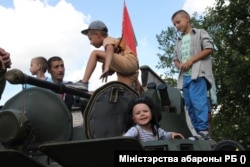 Gyerekek vesznek részt a Kedves Győzelem nevű katonai-hazafias rendezvényen