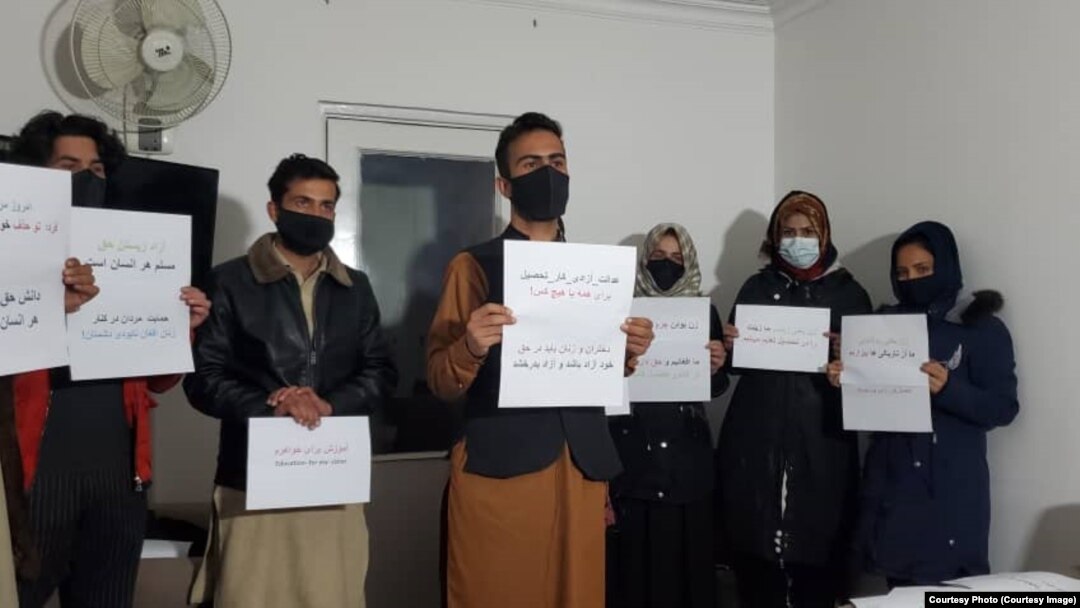 ازادي راډیو ته په را لېږلي شویو انځورونو کې کې لیدل کېږي چې د اعتراض کوونکو په لاسونو کې شعارونه نیولي.