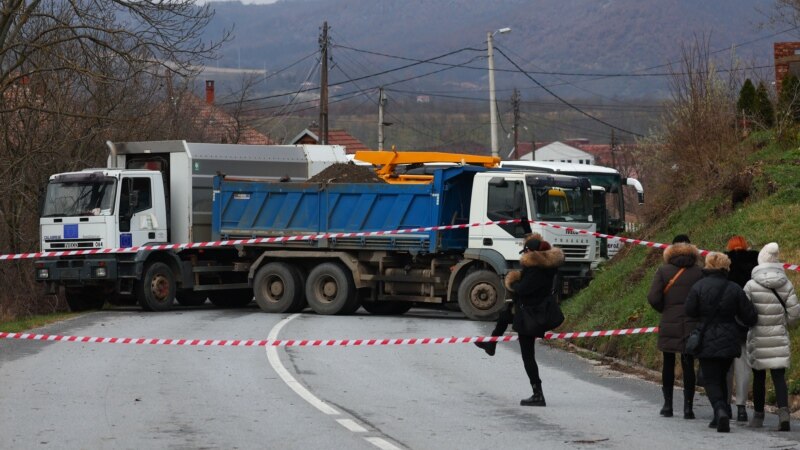 Vucic Says Kosovo Roadblocks Won't Be Removed Until Serbian Municipalities' Association Created