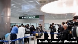 Kínából érkező utasok koronavírustesztre várva a Malpensa repülőtéren, Milánóban 2022. december 29-én