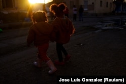Sharool i Yireth, djevojčice migrantice iz Venezuele koje putuju sa svojom obitelji pokušavajući doći do Sjedinjenih Država, drže se za ruke dok prelaze ulicu blizu granice Sjedinjenih Država i Meksika, u Ciudad Juarezu, Meksiko 8. januara 2023.