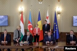 Acordul pentru o nouă conexiune electrică Azerbaidjan-UE, 2022. În imagine, liderii Ungariei (V. Orban), Azerbaidjanului (I. Aliev), României (președintele K. Iohannis și fostul premier N. Ciucă), Georgiei (I. Garibashvili) și șefa Comisiei Europene, Ursula von der Leyen.