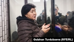 Klara Sooronkulova speaks to journalists while detained at a court in Bishkek on December 13.