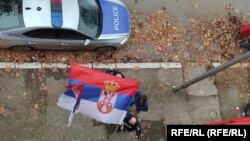 Policija Kosova u blizini kancelarije Opštinske izborne komisije u Severnoj Mitrovici, 6. decembar 2022.