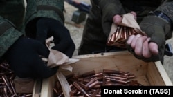 Патроны для пулемета Калашникова в руках у мобилизованных на войну против Украины. Иллюстративное фото 