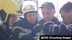 «У ході проведення першочергових слідчих дій встановлено, що між двома квартирами на третьому поверсі вибухнув туристичний газовий балон, об’ємом близько 8 літрів», – МВС