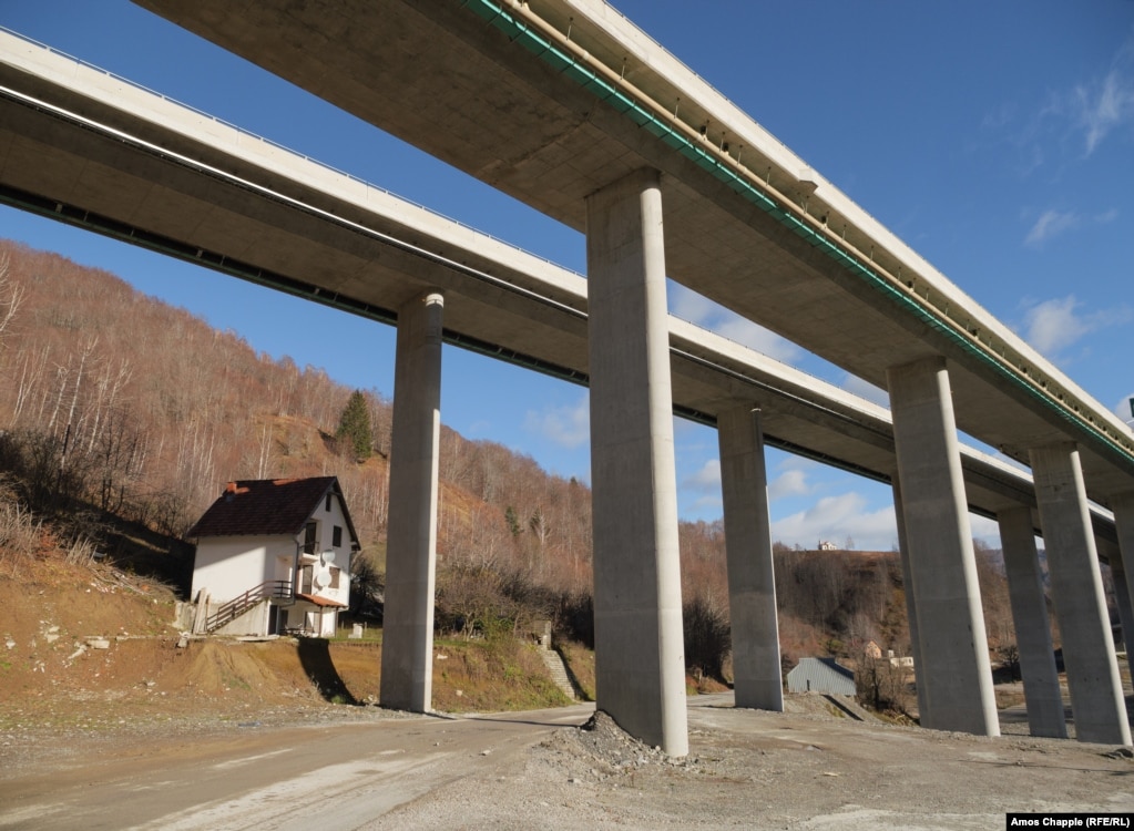 Një shtëpi nën një pjesë të ngritur të autostradës së re malazeze, afër Mateshevës.