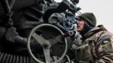 Ілюстраційне фото. Український військовослужбовець готується до ведення вогню з гаубиці на передовій. Запорізька область, 16 грудня 2022 року