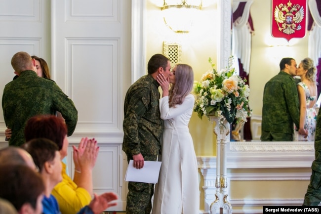 Молодожены во время церемонии бракосочетания в ЗАГСе. Оренбург, 17 ноября 2022 года