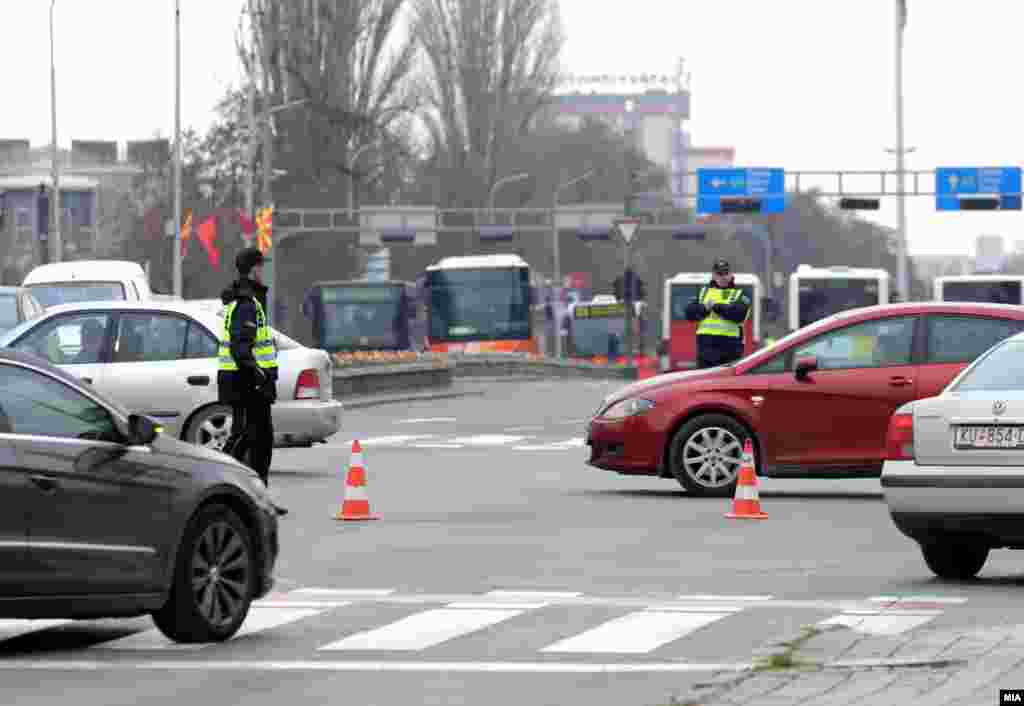 Полицијата се обидува да го регулира и олесни сообраќајот со пренасочување кон споредните булевари и улици