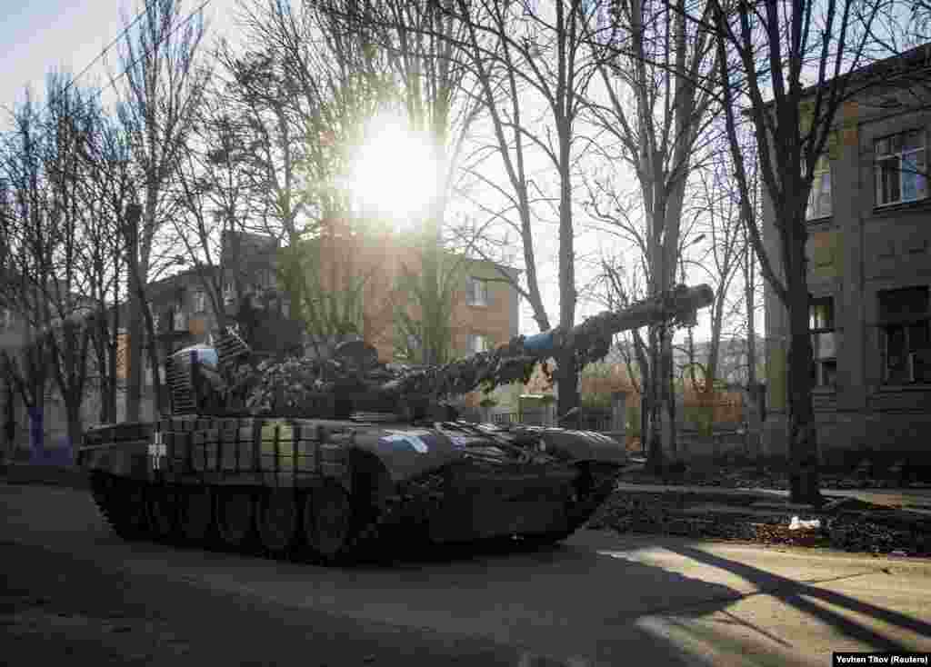 Українські військові їдуть на танку однією з вулиць Бахмута, 5 грудня 2022 року. Українська армія намагається відтіснити противника від Бахмута далі на північ, а російські війська завдають ударів по місту