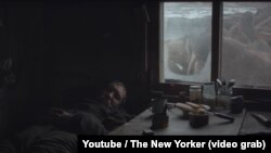 Максим Чакилев спит в избушке (кадр из фильма "Выход")