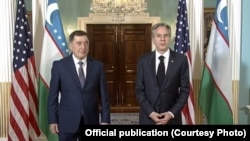 Государственный секретарь США Энтони Блинкен (справа) и министр иностранных дел Узбекистана Владимир Норов