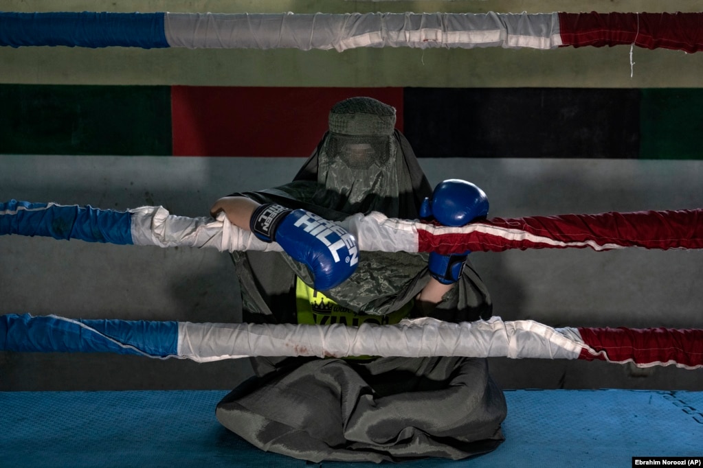 Një boksiere afgane në Kabul. Talibanët po ashtu kanë kërcënuar dhe ngacmuar ato që dikur janë marrë me sporte, shpesh duke i frikësuar ato që të mos ushtrojnë as privatisht.