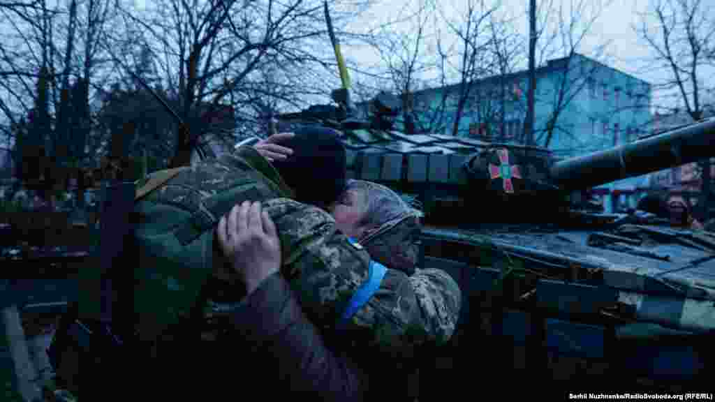 Жінка обіймає&nbsp;&nbsp;українського військового у звільненому Бахмачі. Чернігівщина, Україна. 2 квітня 2022 року