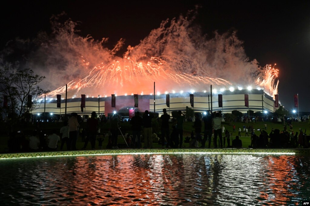 Fishekzjarre para fillimi të ndeshjes midis Katarit dhe Ekuadorit në stadiumin Al-Bayt në Al Khor, në veri të Dohas.