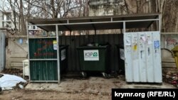 Буква Z на мусоросборнике в Симферополе, декабрь 2022 года