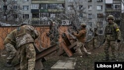 უკრაინელი სამხედროები ბარიკადებს ამზადებენ დონეცკის ოლქის ქალაქ ბახმუტში. 2022 წლის 21 დეკემბერი