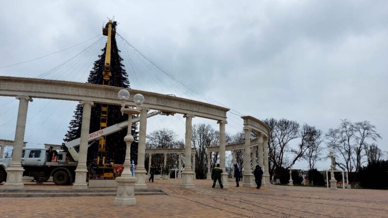 С новогодней елки в Керчи снимают голубые и желтые украшения после скандала (фото)