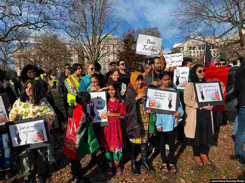 نشست اعتراضی شماری از افغان های مقیم آمریکا در مقابل قصر سفید در پیوند به وضع محدودیت ها بر حق آموزش، تحصیل و کار زنان از سوی حکومت طالبان