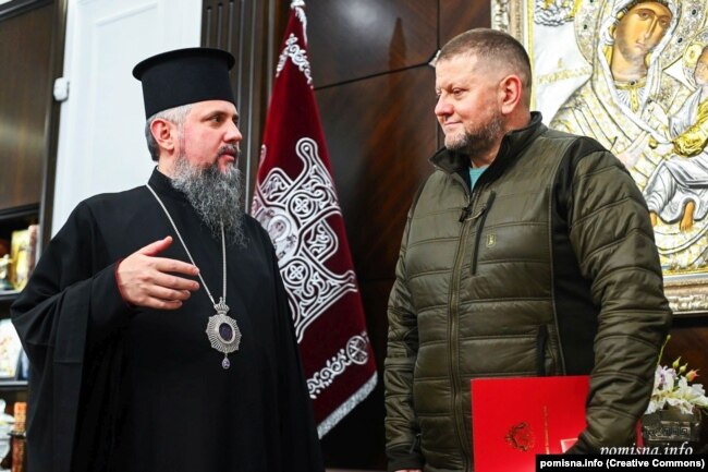 Головнокомандувач ЗСУ Валерій Залужний і глава ПЦУ митрополит Київський і всієї України Епіфаній напередодні Різдва за григоріанським календарем. Київ, 21 грудня 2022 року