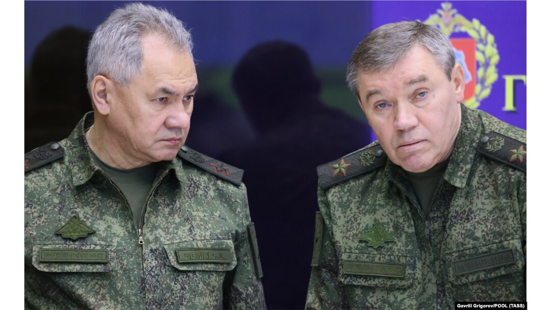 Ministrul rus al apărării Serghei Șoigu (în stânga) și șeful Statului Major rusesc, Valery Gerasimov.