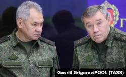 Ministrul rus al apărării Serghei Șoigu (în stânga) și șeful Statului Major rusesc, Valery Gerasimov.