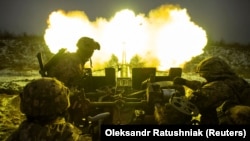 Украинские военные ведуть огонь из зенитной установки на окраине Бахмута, 15 января 2023 года