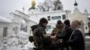Ofițeri ai Serviciului de Securitate al Ucrainei verifică documentele vizitatorilor mănăstirii Pechersk Lavra din Kiev, la 22 noiembrie, în cadrul unei anchete de amploare, care durează de mai multe săptămâni, privind suspiciuni de activități pro-Rusia.