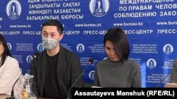 
Альнур Ильяшев (в маске) на брифинге в Бюро по правам человека. 26 декабря 2022 года
