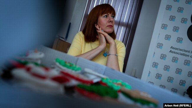 Gazetarja ukrainase, Iryna Synelnyk, dhe ëmbëlsirat në zyrën e AGK-së në Prishtinë.