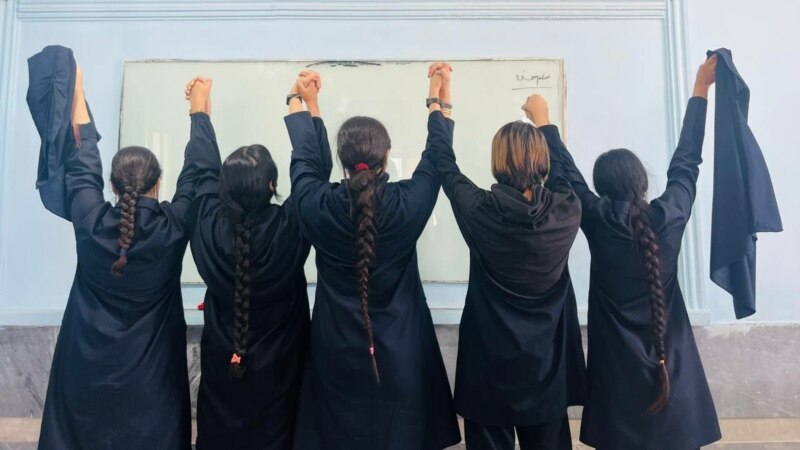 Иранските власти бараат строго почитување на законот за носење хиџаб