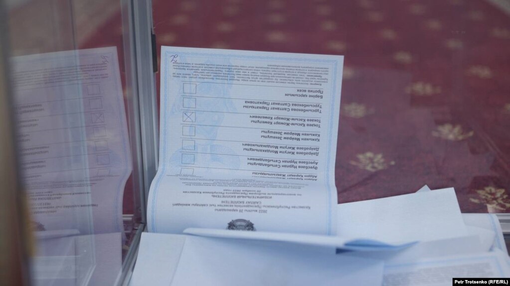 Урна с бюллетенями на внеочередных президентских выборах в Казахстане. Иллюстративное фото
