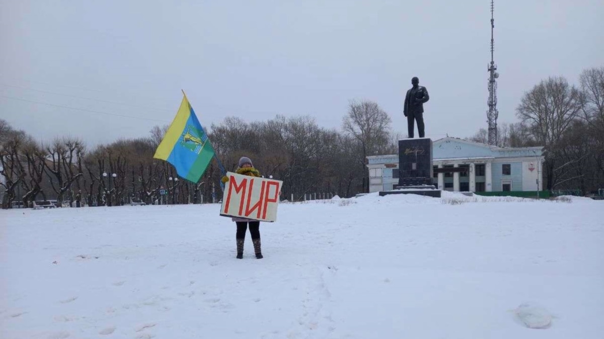 A resident of Komsomolsk-on-Amur was fined for a picket with the word “Peace”