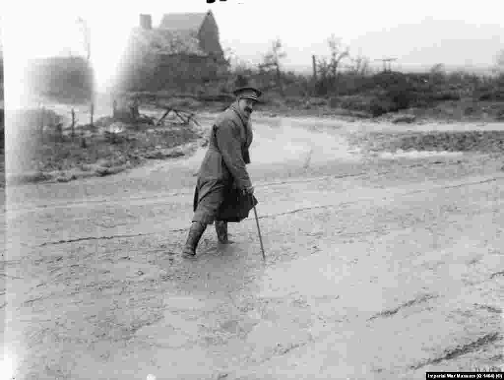 Artistul de război Muirhead Bone navigând pe un drum noroios din Maricourt, în nordul Franței, în septembrie 1916.