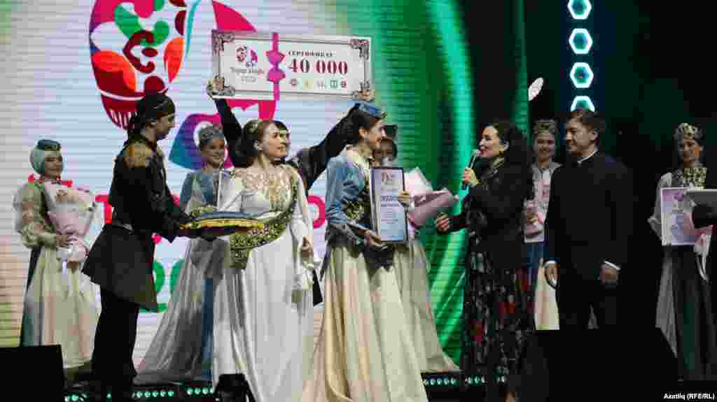 &quot;Казан гүзәле&quot; дип&nbsp;Зәринә Әгълиуллина&nbsp;танылды, аңа хәситә, калфак һәм 40 мең сумлык сертификат бүләк иттеләр