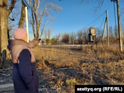 Галина Осетрова показывает на озеро, где Серик Мергалиев собирался разводить осетровых. Декабрь 2022 года