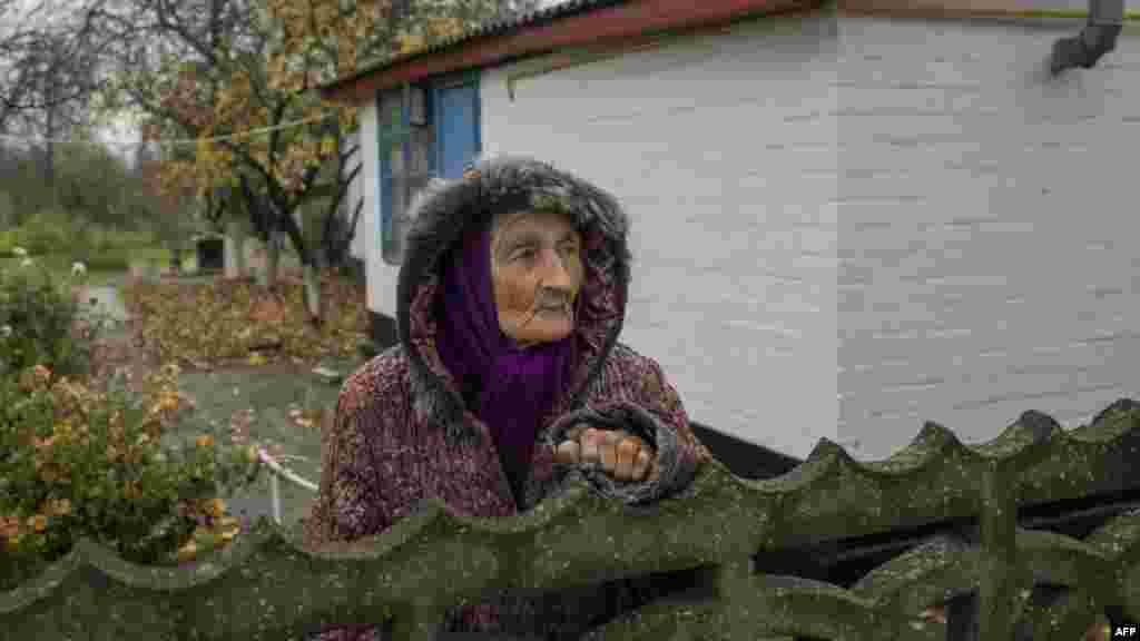 Az idősek helyzete még nehezebb. Ez az idős ukrán asszony a Herszon melletti Bilozerka faluban él.