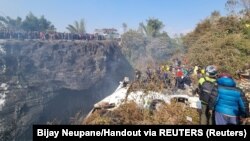 Spasioci i građani skupili su se oko klisure u koju se srušio avion u Nepalu, 15. januar 2023.