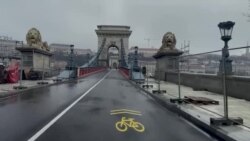 Elsőként kerékpárral a felújított Lánchídon